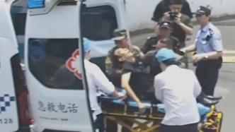 老人在上海公交车上晕倒，执勤武警立刻展开施救