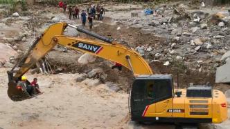 直击雅安山洪抢险现场：挖掘机转运受伤群众过河救治