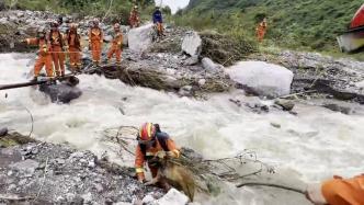 雅安汉源突发山洪，消防救援人员搭建临时木桥通过湍急洪水