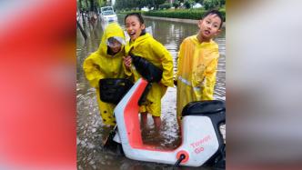 小學生雨后扶倒地共享電動車，志愿者奶奶：從小帶她參加公益