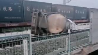 天津一货车与火车相撞，无人员伤亡