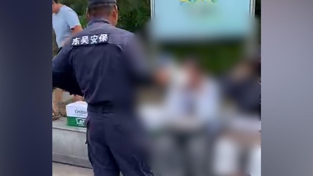 保安“貼臉開(kāi)大”持喇叭對(duì)商販循環(huán)播放“禁止擺攤”,倔強(qiáng)攤主捂住耳朵無(wú)動(dòng)于衷
