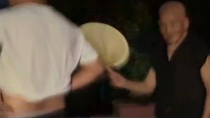 多大也是孩子,101歲爺爺追著給50多歲大孫子扇風(fēng)驅(qū)蚊