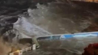 受台风“格美”影响舟山东极岛掀起巨浪