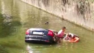 小车意外坠入河中，六旬男子接连救出三名落水者