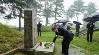 中国驻朝鲜使馆祭扫云山中国人民志愿军烈士陵园