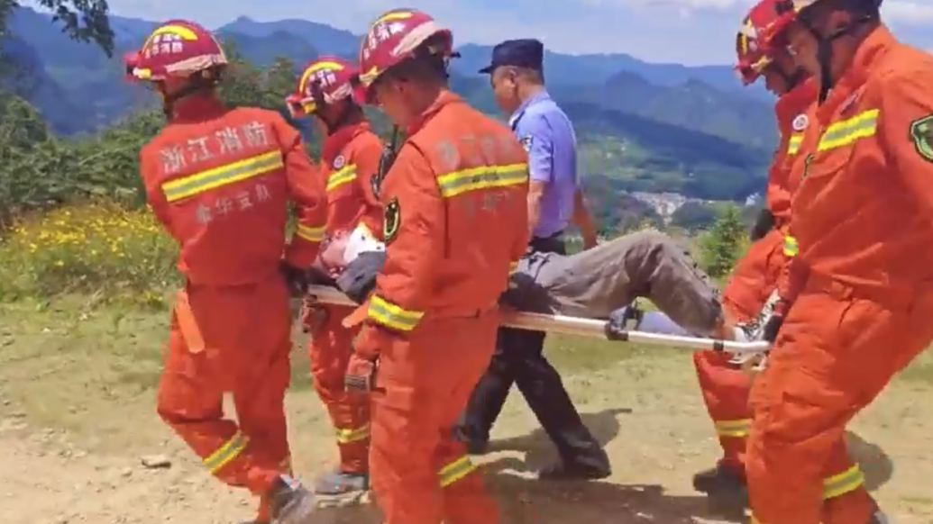 玩滑翔伞遇大风，男子坠落山坡被消防用担架抬下山