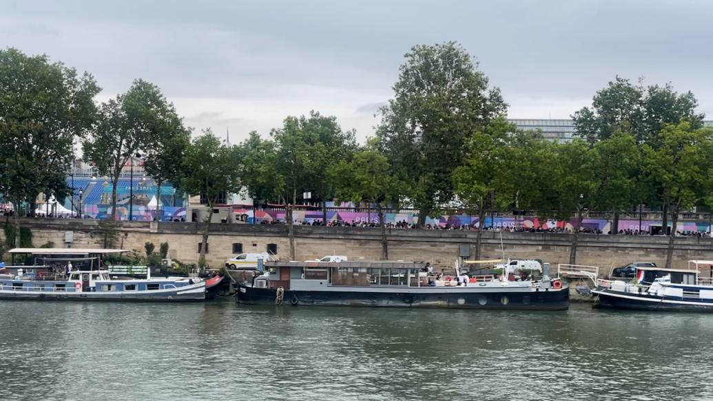 前线｜塞纳河畔挤满观众，普通民船成为开幕式的一部分