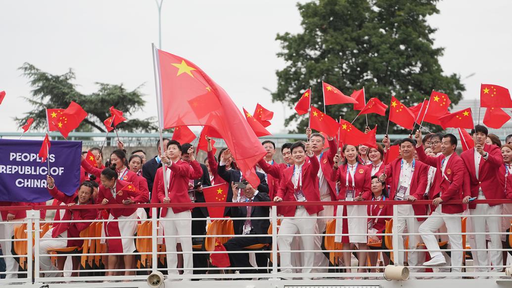 浪漫时刻｜开幕式：“中国红”亮相塞纳河