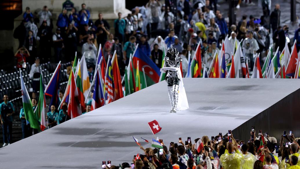 浪漫时刻｜开幕式：身披五环旗！她驾马驶入现场