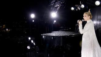浪漫时刻｜席琳·迪翁亮相埃菲尔铁塔献唱《爱的颂歌》
