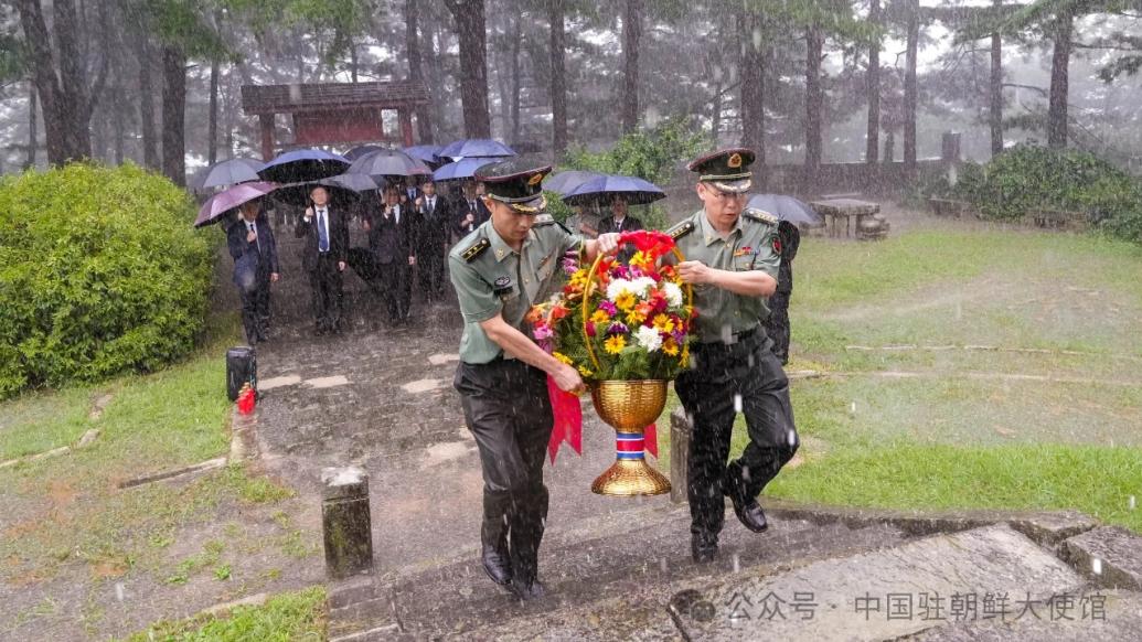 朝鲜战争停战71周年，中国驻朝鲜使馆发布祭扫云山烈士陵园视频