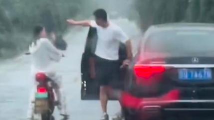 女孩暴雨中騎車被淋濕，大哥霸氣“截?！毕萝囘f傘