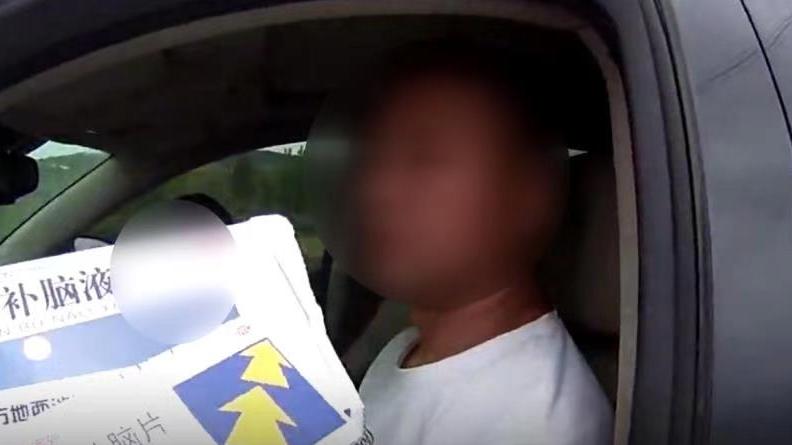 因家庭瑣事男子服用安眠藥駕車上了高速,車上妻子報警