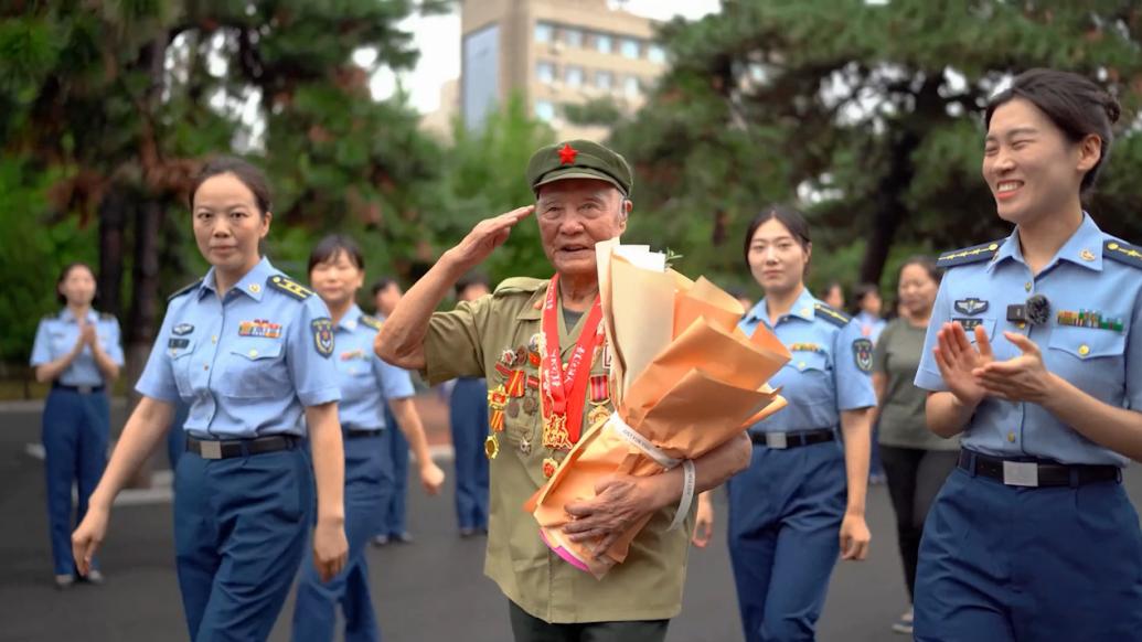 抗美援朝老兵走进军营，两代军人一同话使命