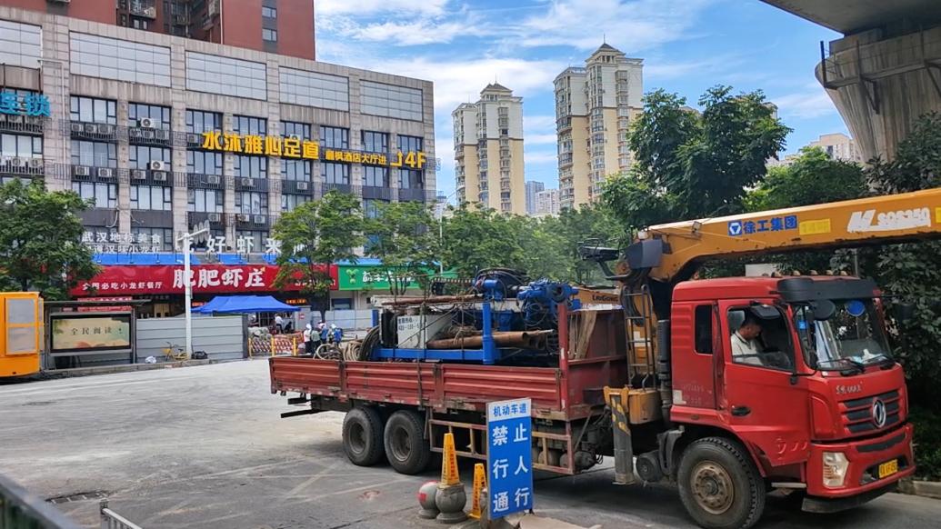 武汉地铁施工致地面沉降现场：道路交通仍管制，附近小区暂停供气