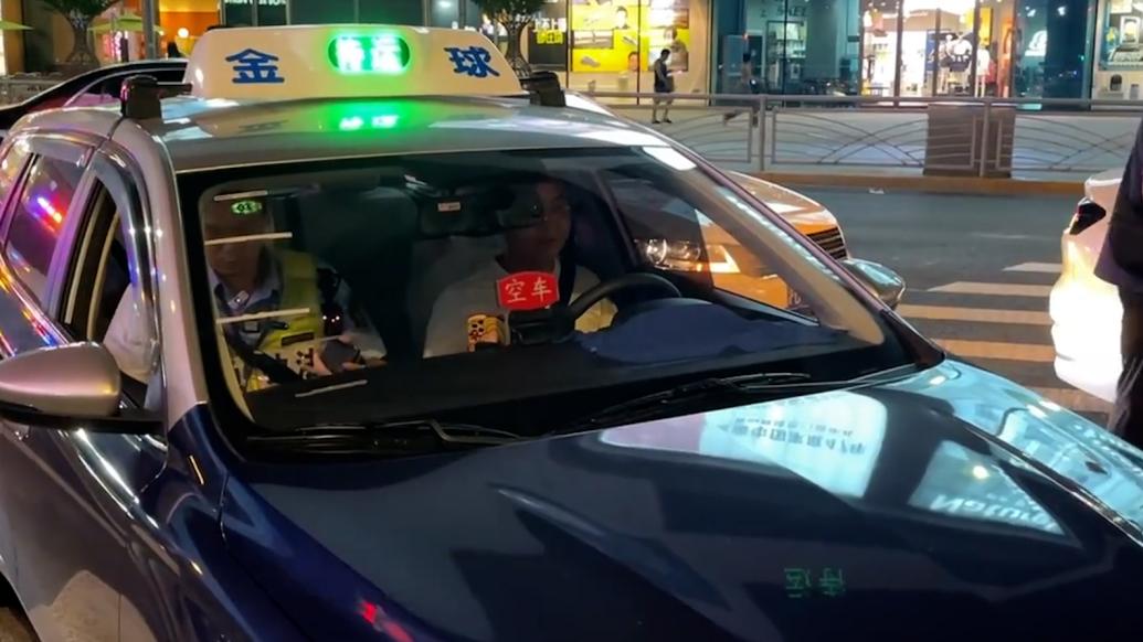 上海在虹橋樞紐開展出租車頑癥整治，一出租車拒載被攔