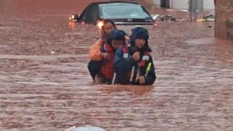 强降雨致云南大理市多地严重积水：最深处齐腰，大量商铺被淹