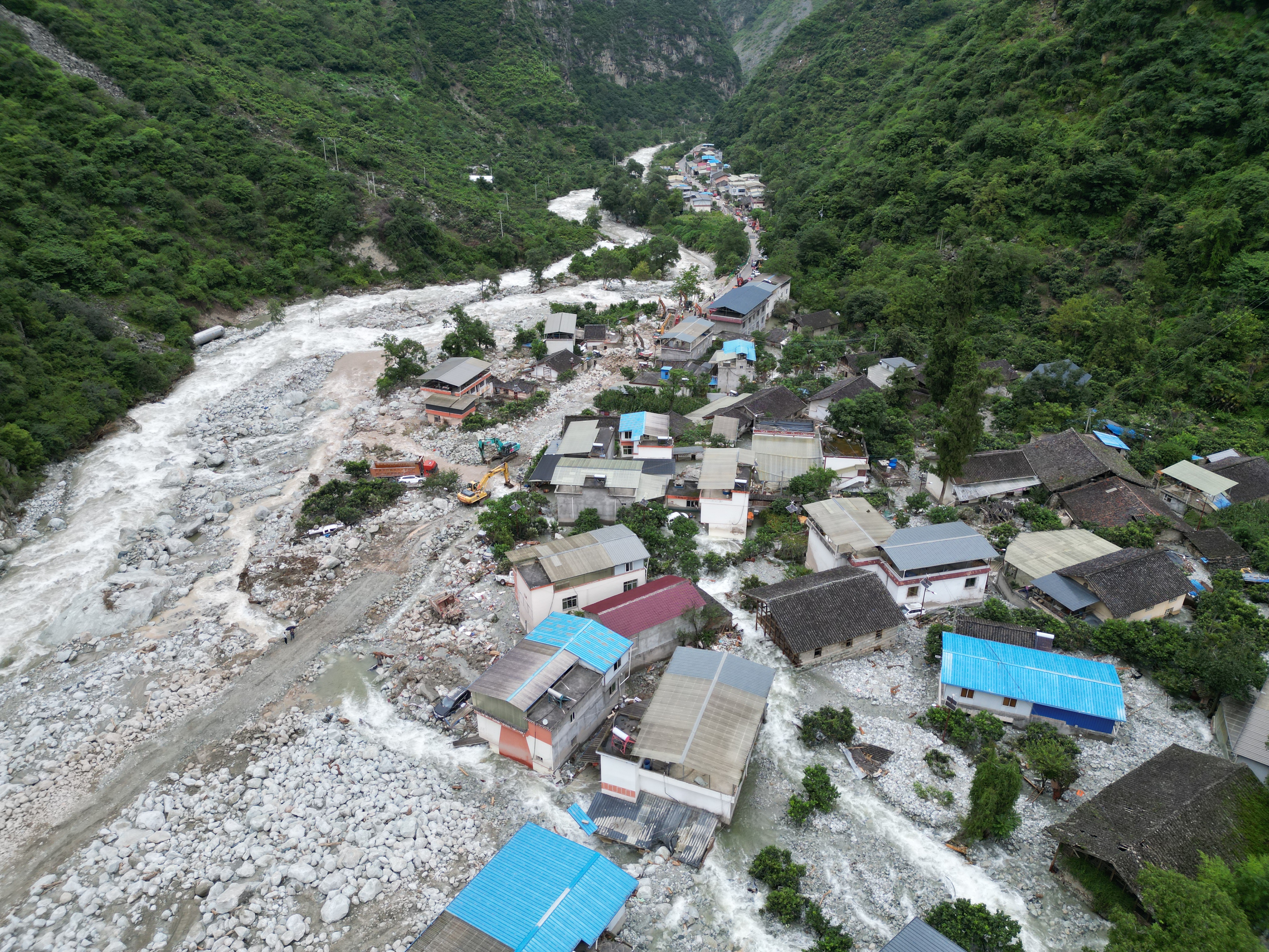 湃現場｜遭遇特大泥石流後的康定村莊