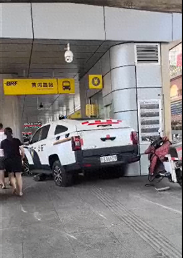 警车撞上BRT公交站进门处，湖北宜昌公交：未造成乘客受伤
