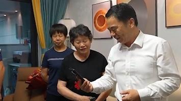 宜昌市长来到孙佳俊家，与其视频通话祝贺夺冠