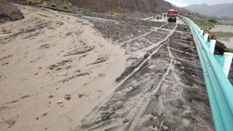 新疆獨庫公路庫車段發生泥石流,當地實施臨時交通管制