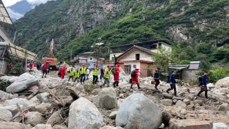 雅康高速隧间桥垮塌，和泥石流一起坠落的人