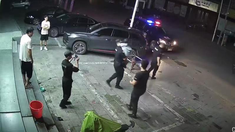 4歲女童趁家人熟睡溜出家門,熱心店主給她披上衣服并報警