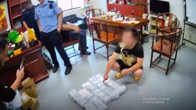 青島警方破獲非法銷售竊聽竊照專用器材案，查獲器材500余件