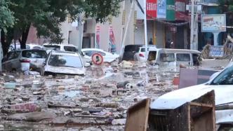 陜西志丹縣遭遇大暴雨，多輛汽車被沖走