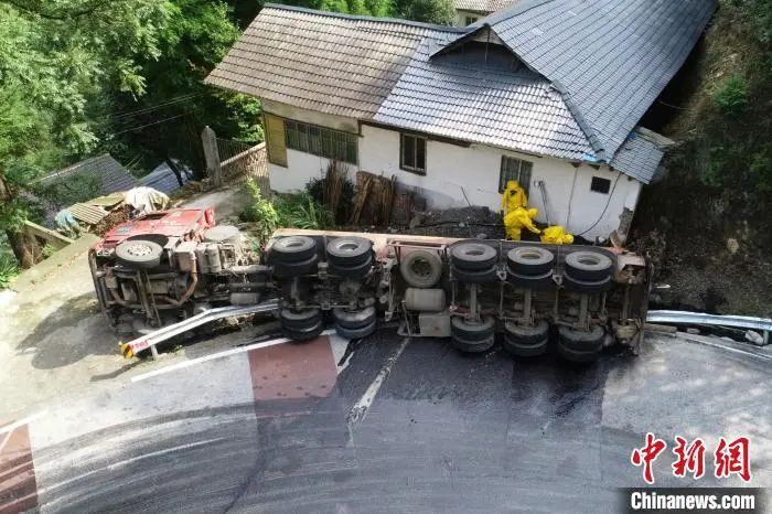 四川青川县一载31吨硫酸货车侧翻致河水污染，生态环境局：污染源已被截断