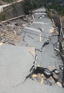 湖北恩施一道路塌陷数十米，当地：39天前暴雨所致，正修复