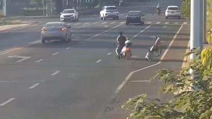 16歲無證遇14歲任性轉(zhuǎn)彎,撞得滿臉是血