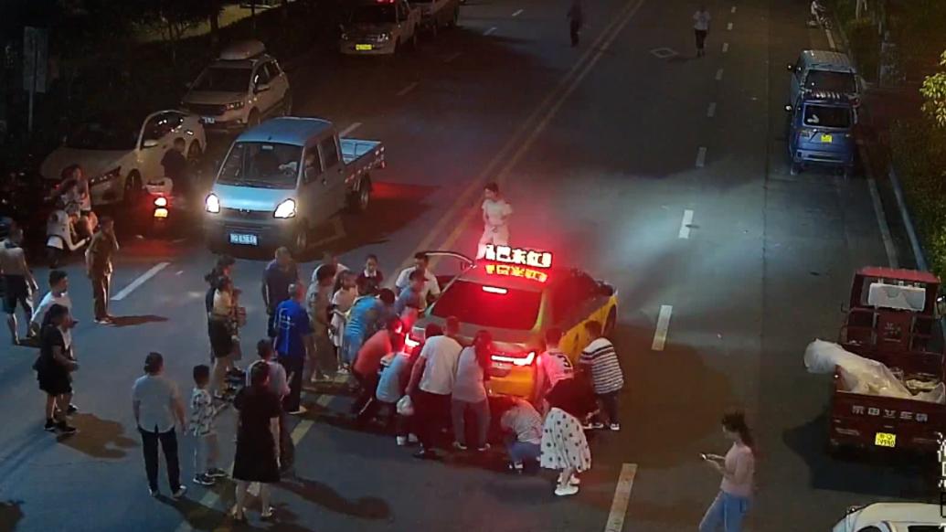 五歲小女孩橫穿馬路被卷入車底，十秒內(nèi)二十余人集結(jié)喊口號抬車