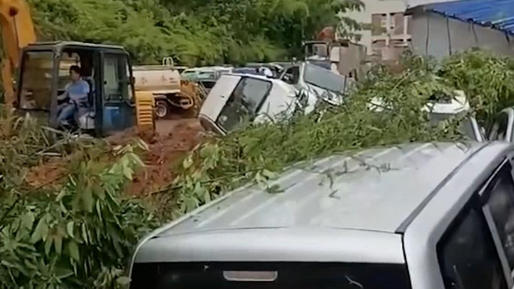 梅州强降雨启动地质灾害应急响应，有车辆被冲走