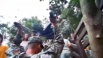 武警官兵托举晕倒男孩逆行开辟生命通道