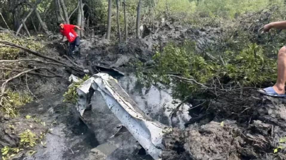 五名中国游客泰国坠机身亡，救援队：在空中爆炸后坠毁，挖了三米多才发现人体组织