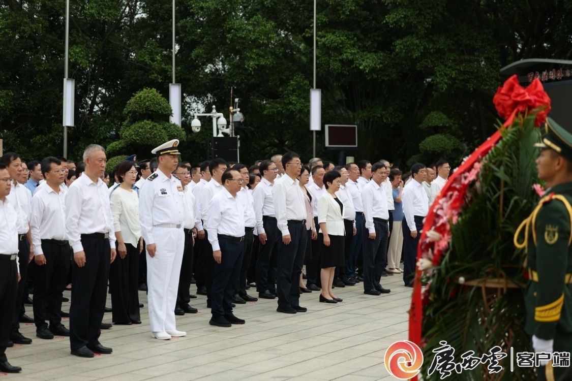 广西举行向邓小平同志铜像敬献花篮仪式