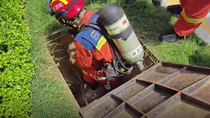兩工人井下作業(yè)暈倒,消防員戴呼吸器下井救起