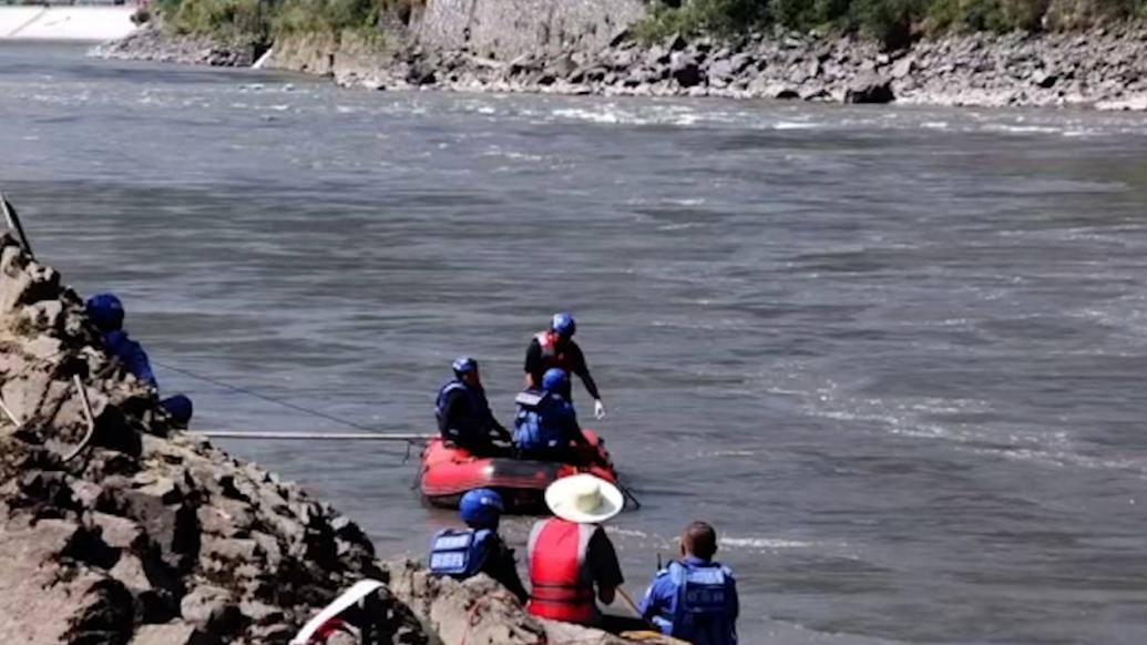 四川阿壩一駐村女干部工作途中駕車不慎墜河，近百名村民幫忙搜救