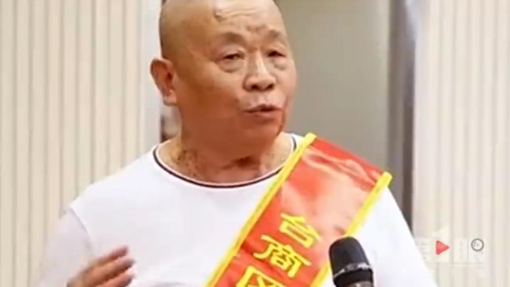 重慶七旬老人在泉州跳海救人，當?shù)夭贿h千里來渝為老人頒獎