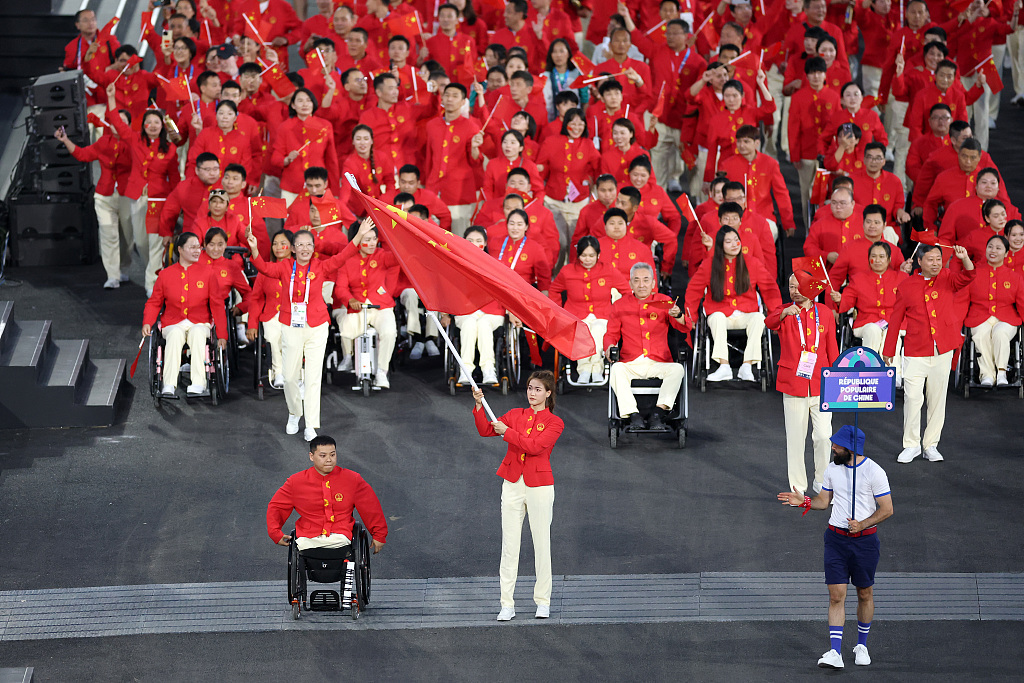 “中国红”入场！中国体育代表团亮相巴黎残奥会开幕式