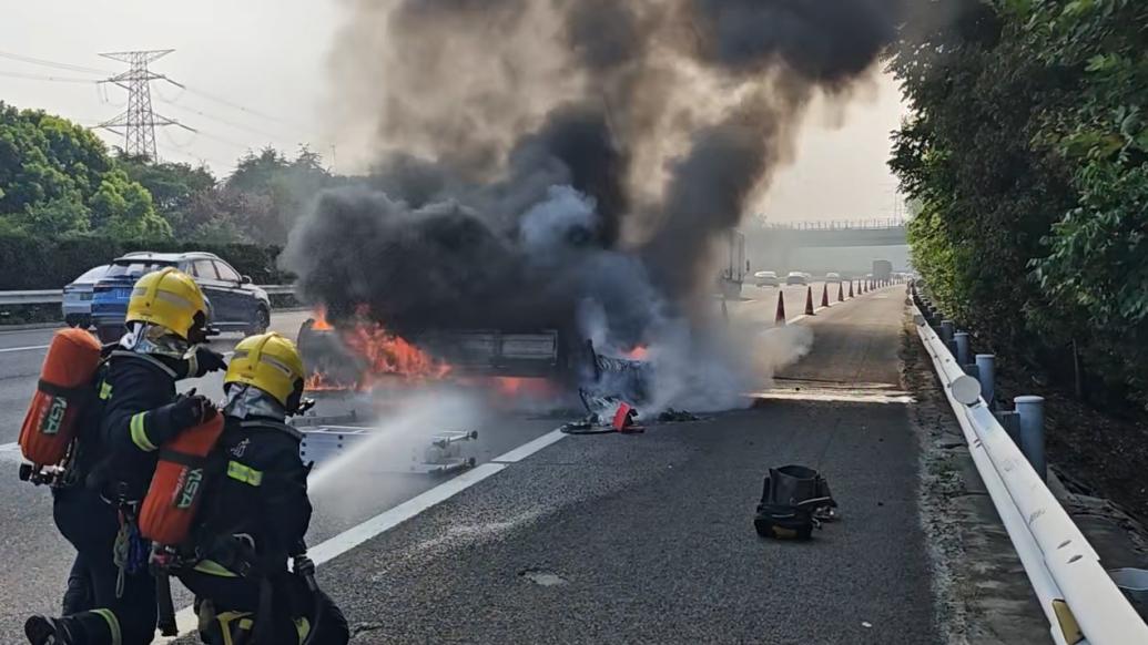 高速路上货车变“火”车，火舌吞没车身消防紧急救援