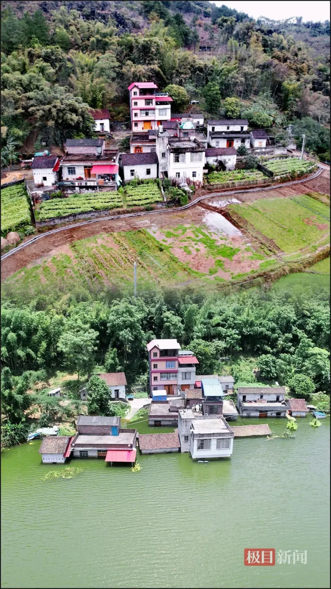 广西忻城一村庄因降雨被淹4个月：村民无法回家，将挖隧洞排水