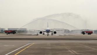 南航首架C919从上海飞抵广州，现场“水门礼”迎接