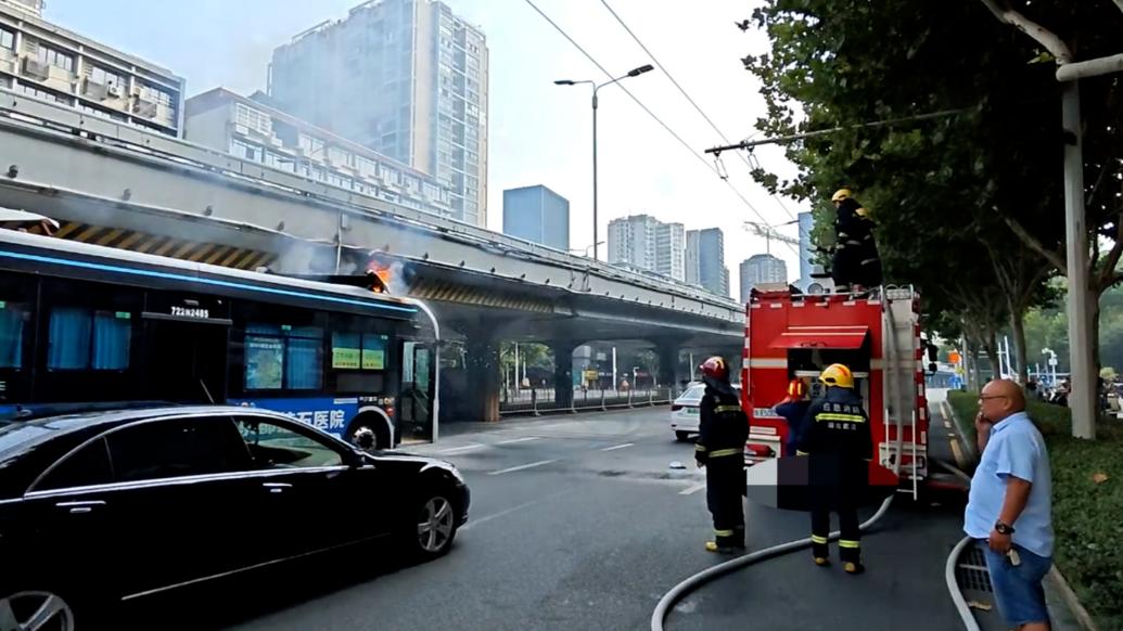 武漢一輛新能源公交車撞上高架橋起火，乘客緊急撤離消防滅火