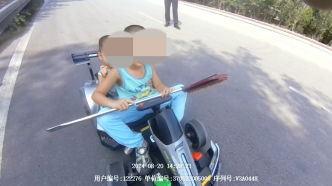 兩萌娃開卡丁車上路找媽媽，民警攔下找來家長(zhǎng)