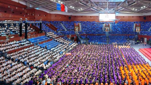 開學(xué)日，多地官方禮迎大學(xué)新生