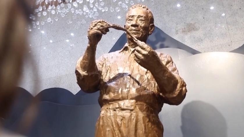 袁隆平院士的墓前有一碗來自非洲農民的大米