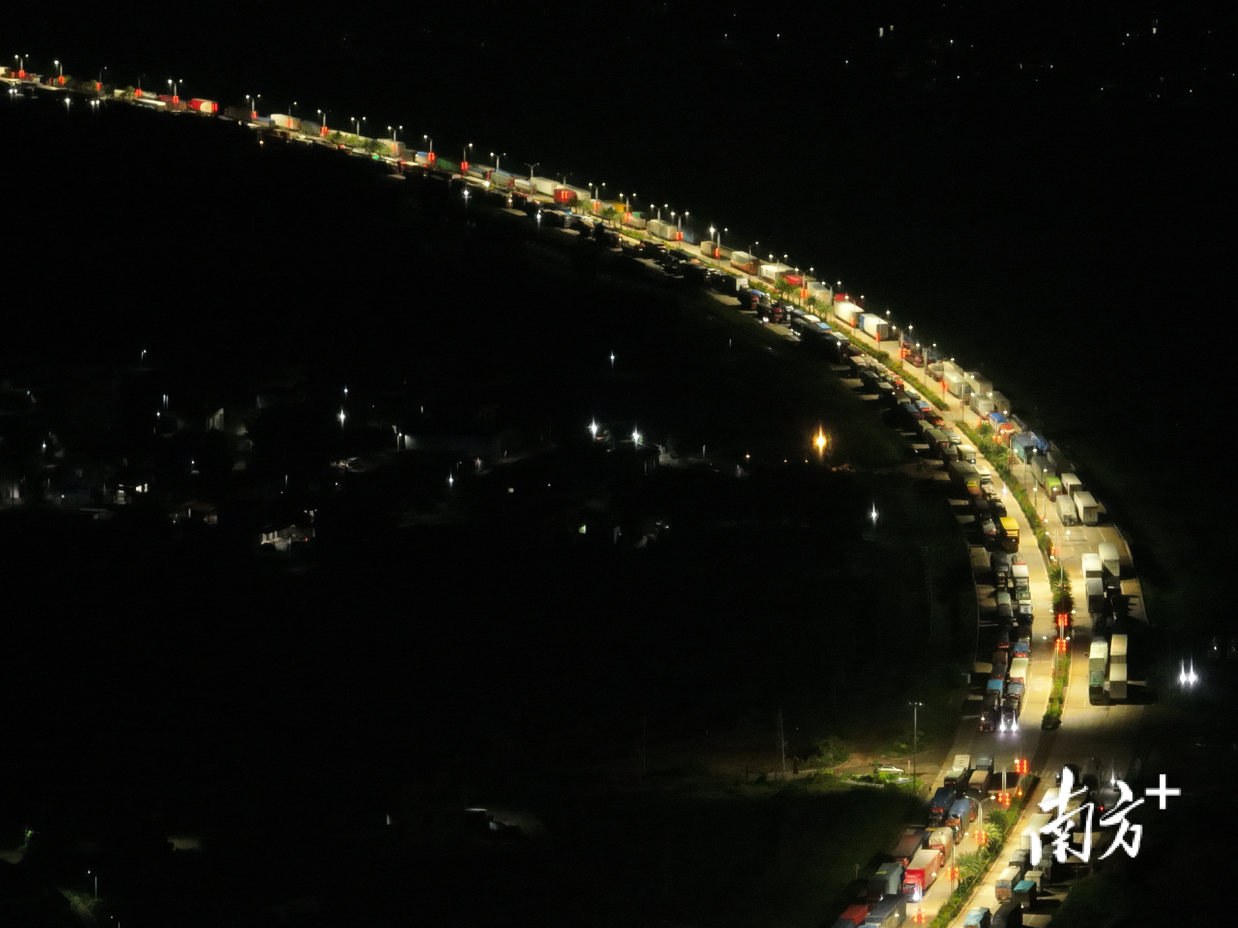 超强台风“摩羯”登陆，3000辆货车4500人滞留徐闻港等风停